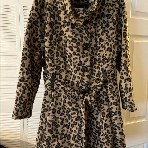 MADDEN GIRL LEOPARD HIGH LOW COAT. - Picture 2 of 6